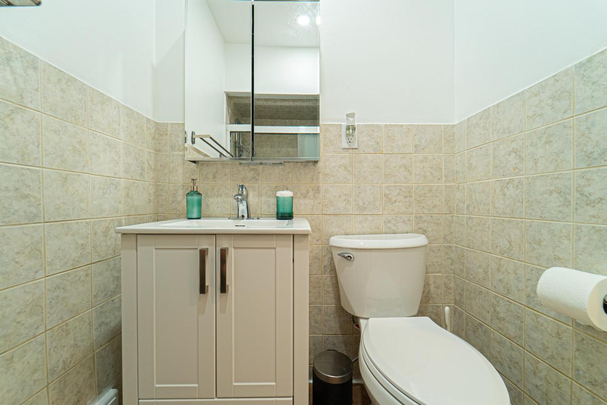 Quiet & Comfortable Double Private Room, Free Parking Торонто Екстериор снимка