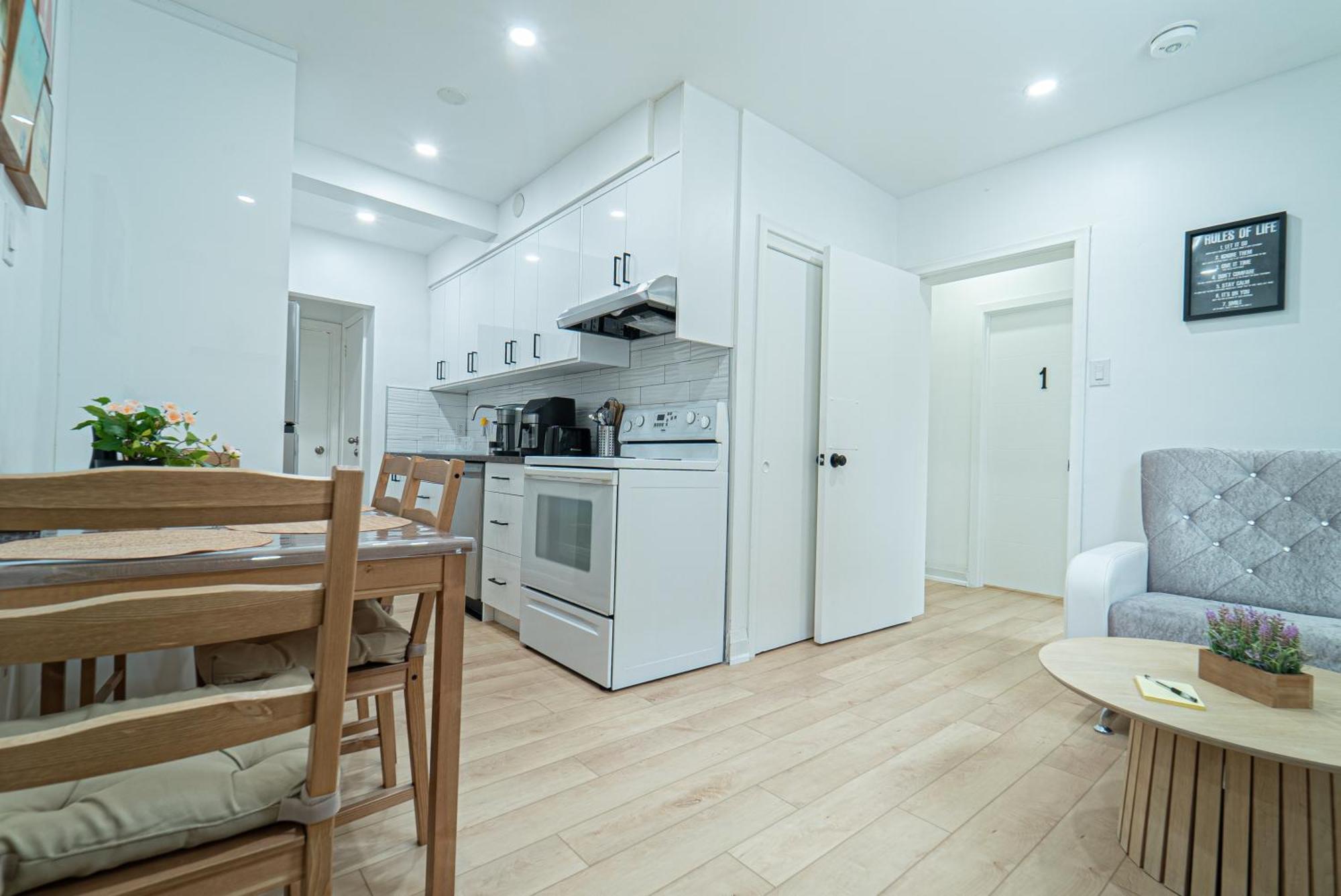 Quiet & Comfortable Double Private Room, Free Parking Торонто Екстериор снимка
