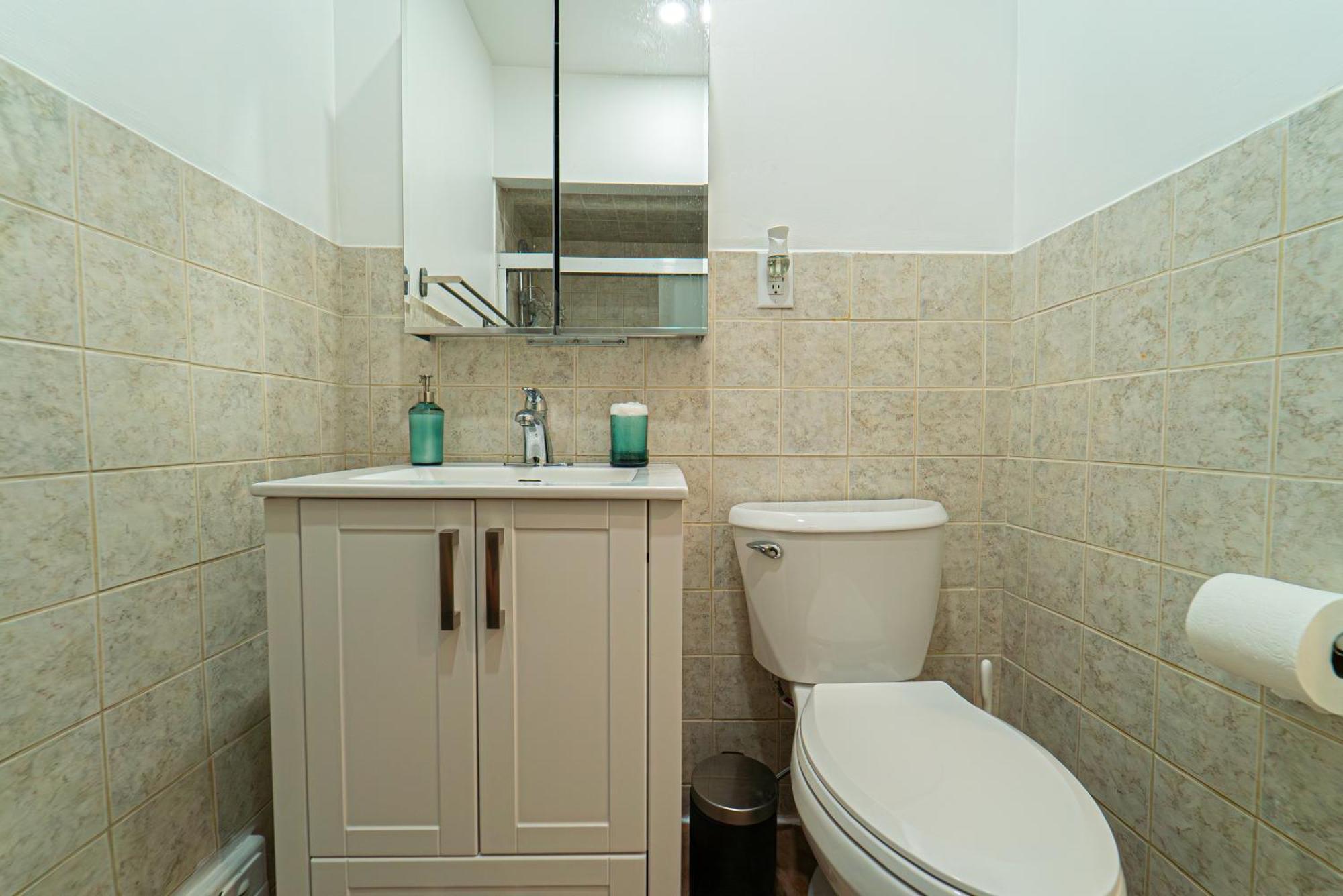 Quiet & Comfortable Double Private Room, Free Parking Торонто Екстериор снимка